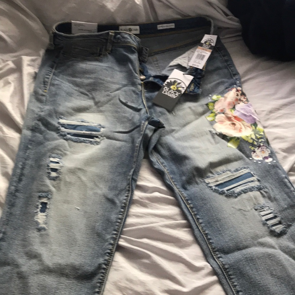 The cutest pair of floral jeans I’ve ever seen !😍